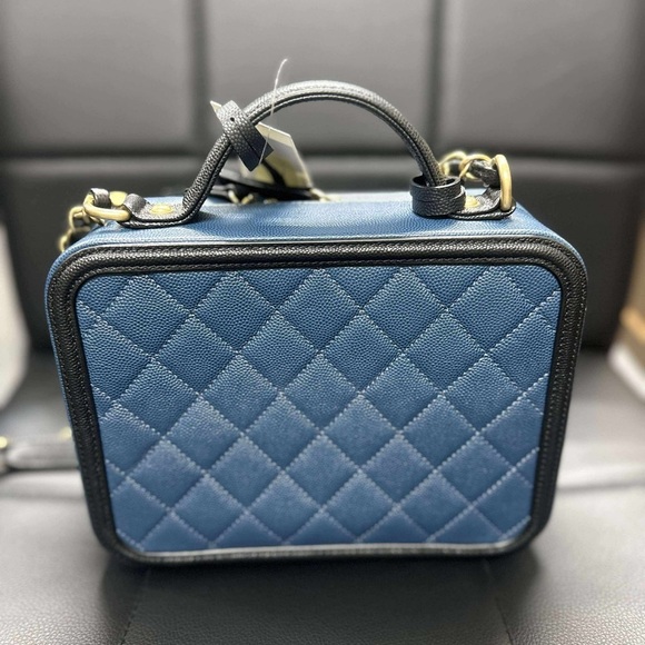 CHANEL Navy Filigree Vanity Medium size - Picture 5 of 11